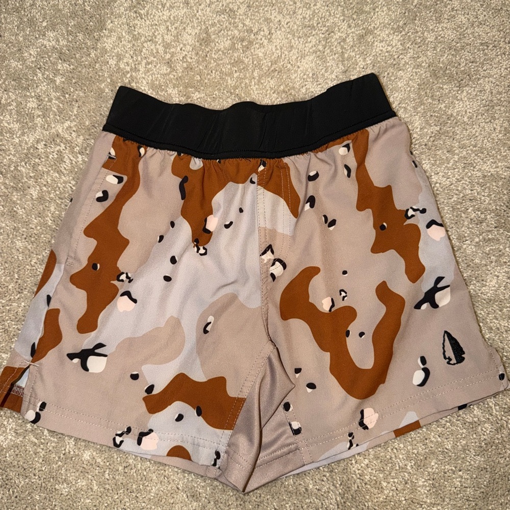 TacHuntFish boys shorts size 12 in Choco Chip